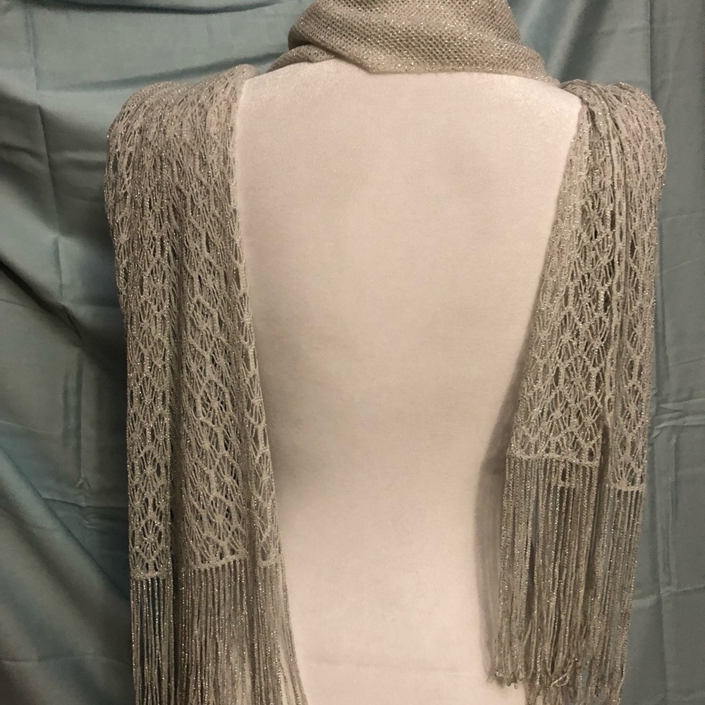 Off white scarf with crochet pattern and fringe ends - Picture 3 of 3